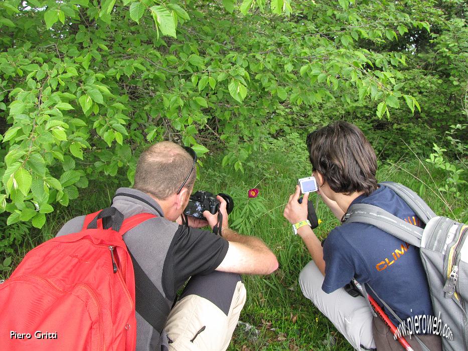 28 Roby e Marco Caccia a caccia di peonie.jpg